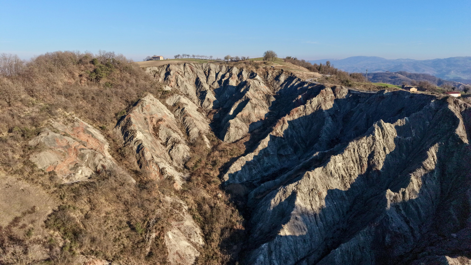 L’anima di Argilla: dai calanchi reggiani al cuore della Ceramica Mondiale
